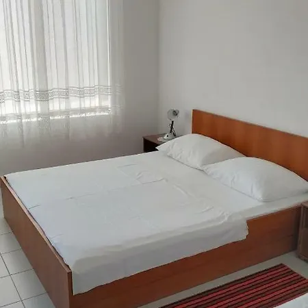 Danica Omis Apartamento