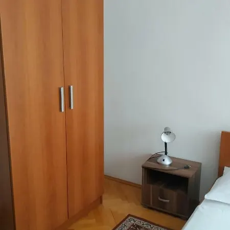 Danica Omis Apartamento